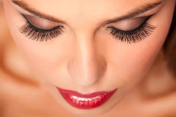 How to Remove Eyelash Extensions Safely at Home